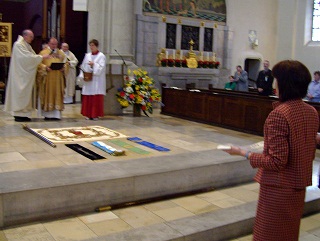 Foto von der Fahnenweihe in der Herz-Jesu-Kirche in Augsburg-Pfersee