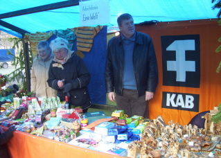 Foto vom Stand der KAB auf dem Weihnachtsmarkt in Meitingen