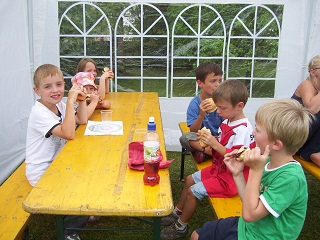 Foto vom Festmahl der Kinder