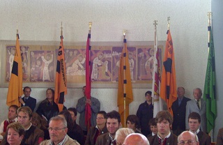Foto der KAB-Fahnenabordnungen beim Festgottesdienst