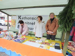 Foto vom Stand der KAB auf dem Weihnachtsmarkt in Meitingen